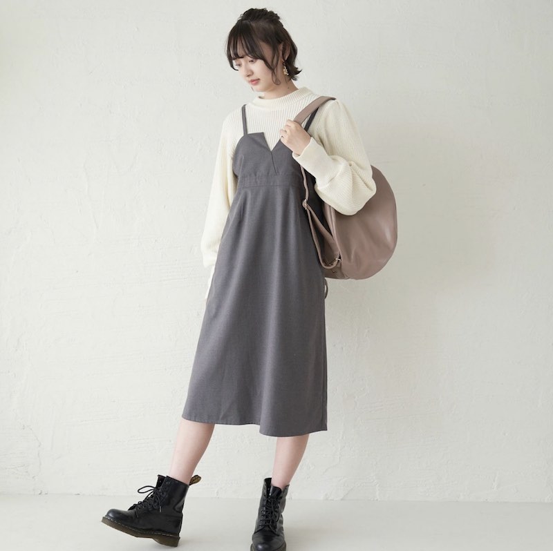 グレー