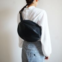 ころんと丸いボティバッグ男女兼用PUレザーブラック