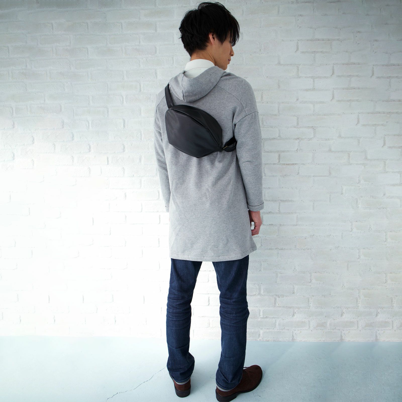 ころんと丸いボティバッグ男女兼用PUレザーブラック