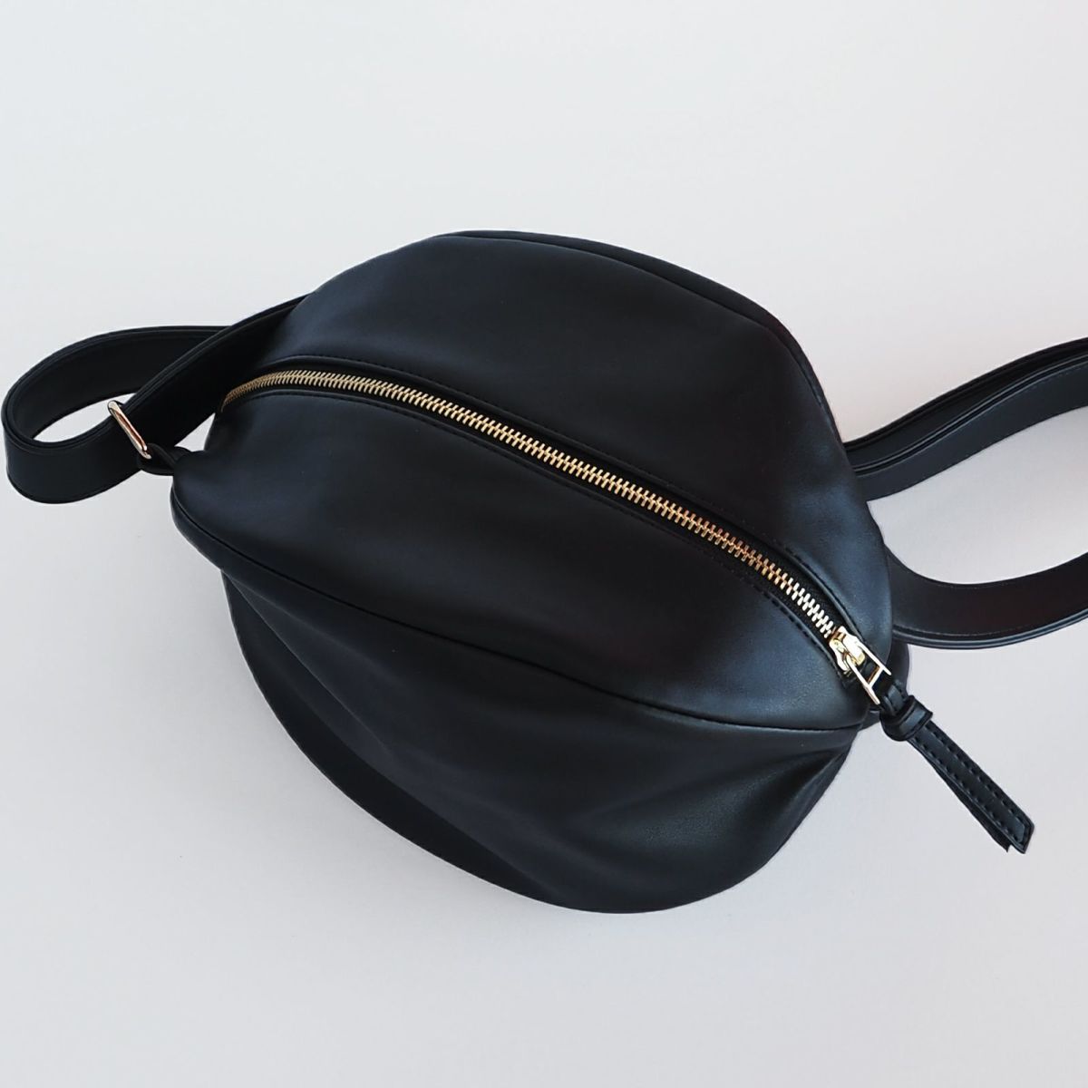 ころんと丸いボティバッグ男女兼用PUレザーブラック