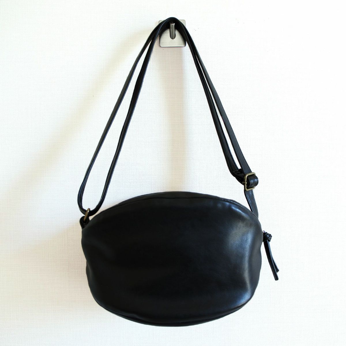 ころんと丸いボティバッグ男女兼用PUレザーブラック