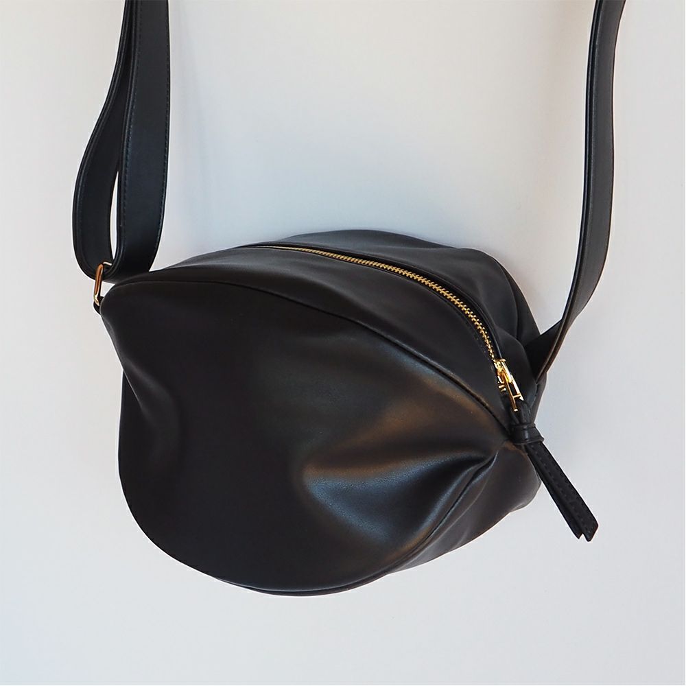 ころんと丸いボティバッグ男女兼用PUレザーブラック