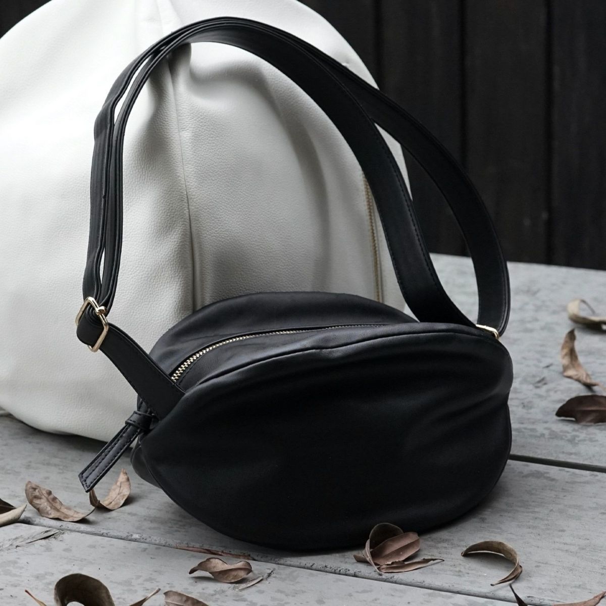 ころんと丸いボティバッグ男女兼用PUレザーブラック