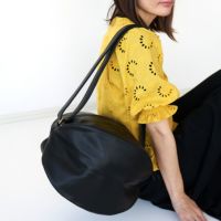 ころんと丸く大きなショルダーバッグ