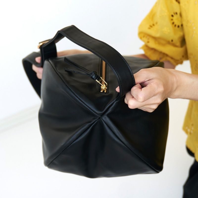 ころんと丸く大きなショルダーバッグ