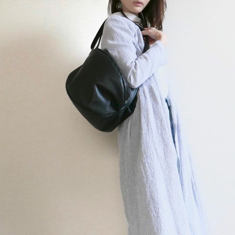 ころんと丸く大きなショルダーバッグ