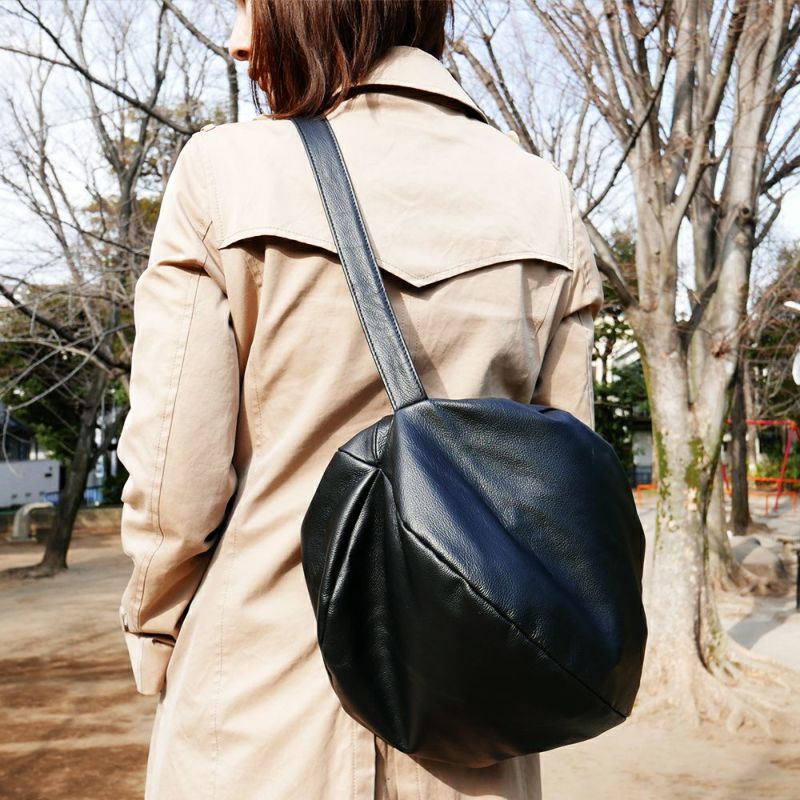 丸くて大きな本革ショルダーバッグブラック