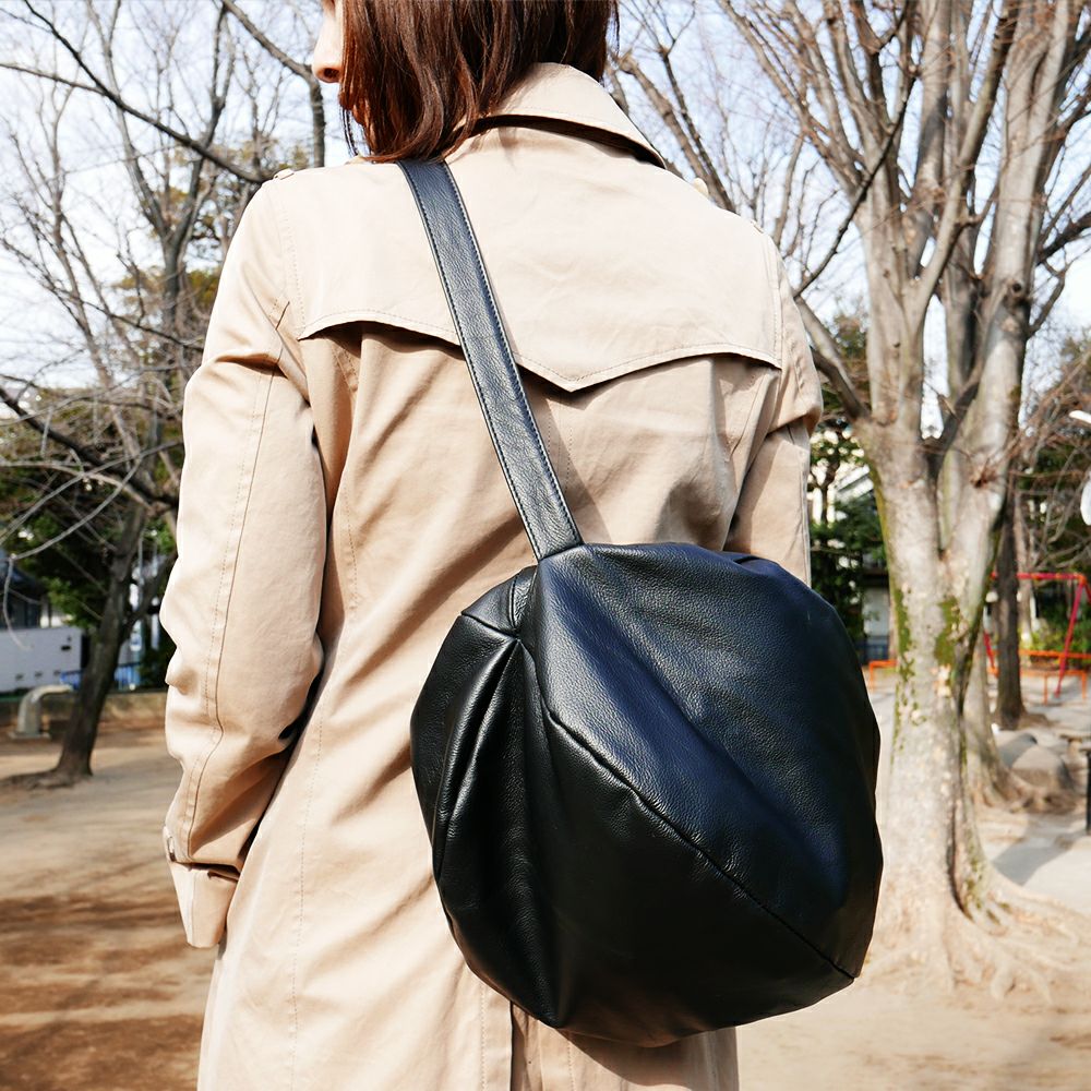 丸くて大きな本革ショルダーバッグブラック