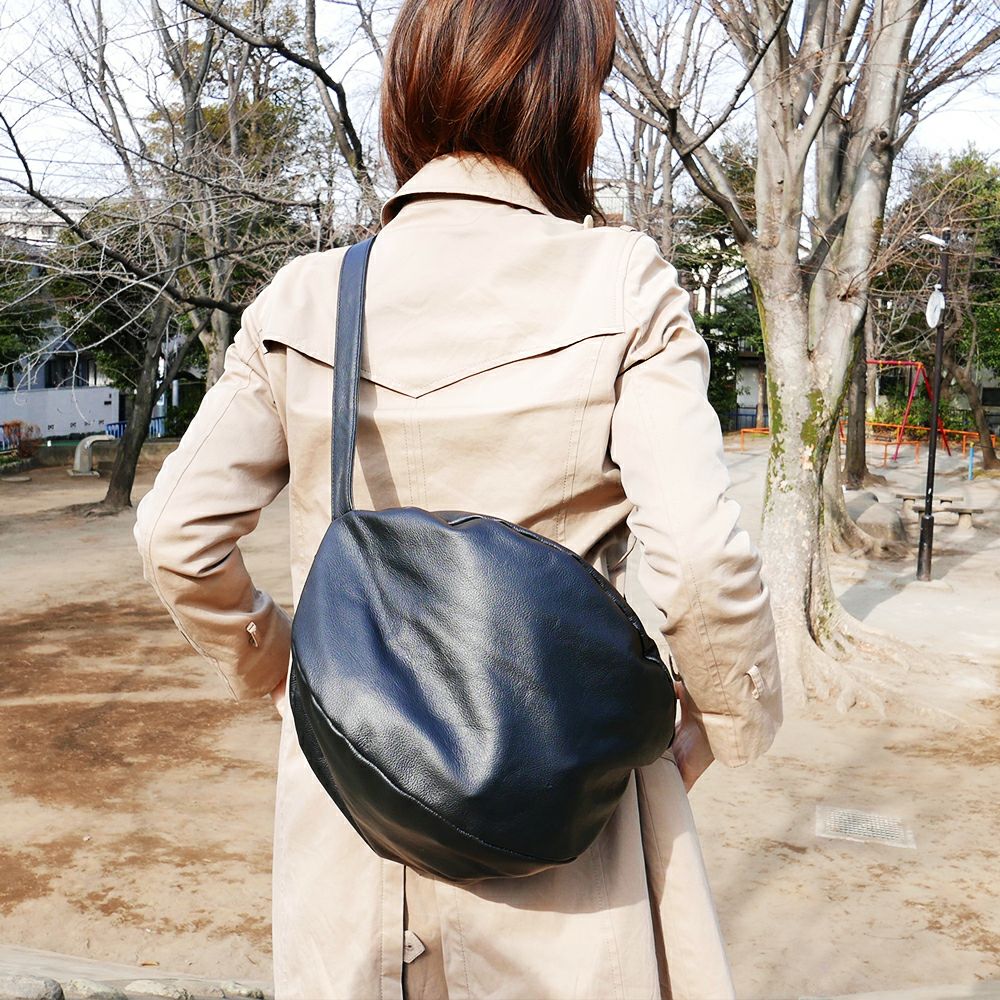 丸くて大きな本革ショルダーバッグブラック