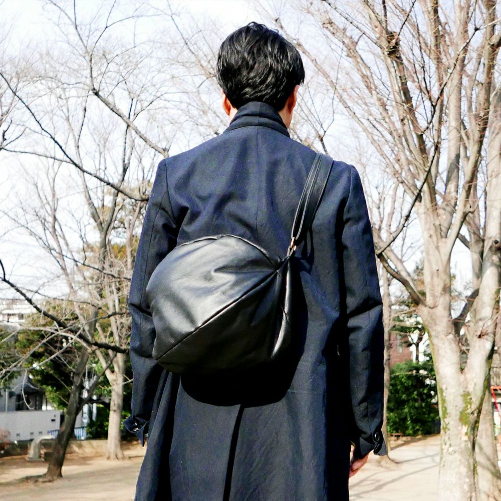 丸くて大きな本革ショルダーバッグブラック