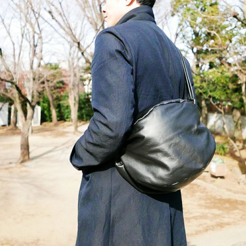 丸くて大きな本革ショルダーバッグブラック