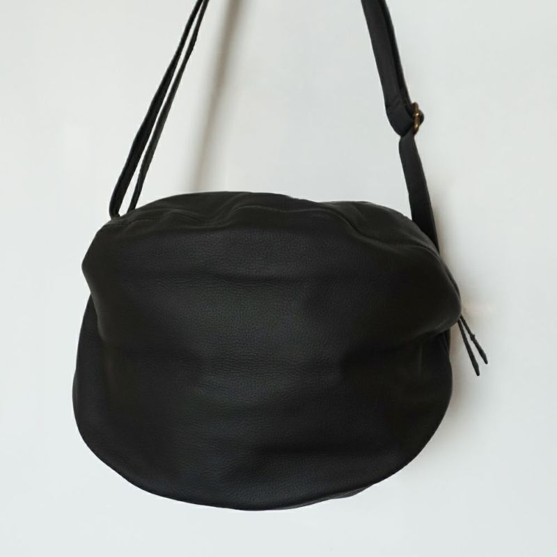 丸くて大きな本革ショルダーバッグブラック