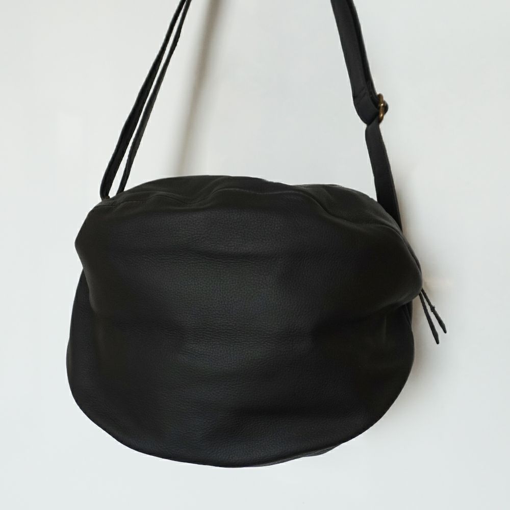 丸くて大きな本革ショルダーバッグブラック