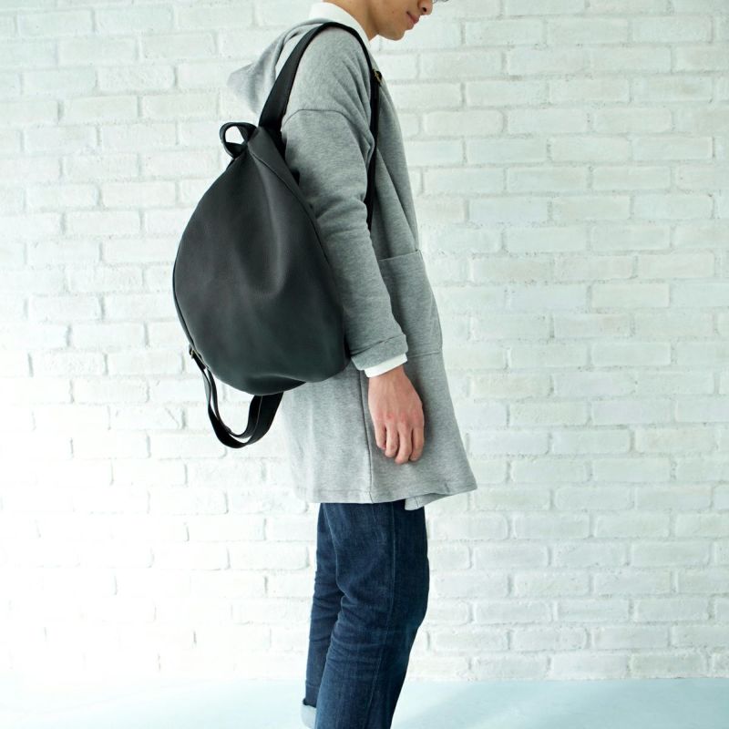 大人の本革リュックブラックL