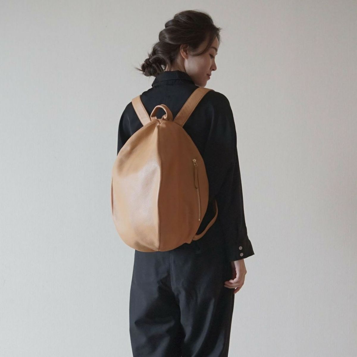 ころんと丸くて大きい大人の本革リュックキャメル