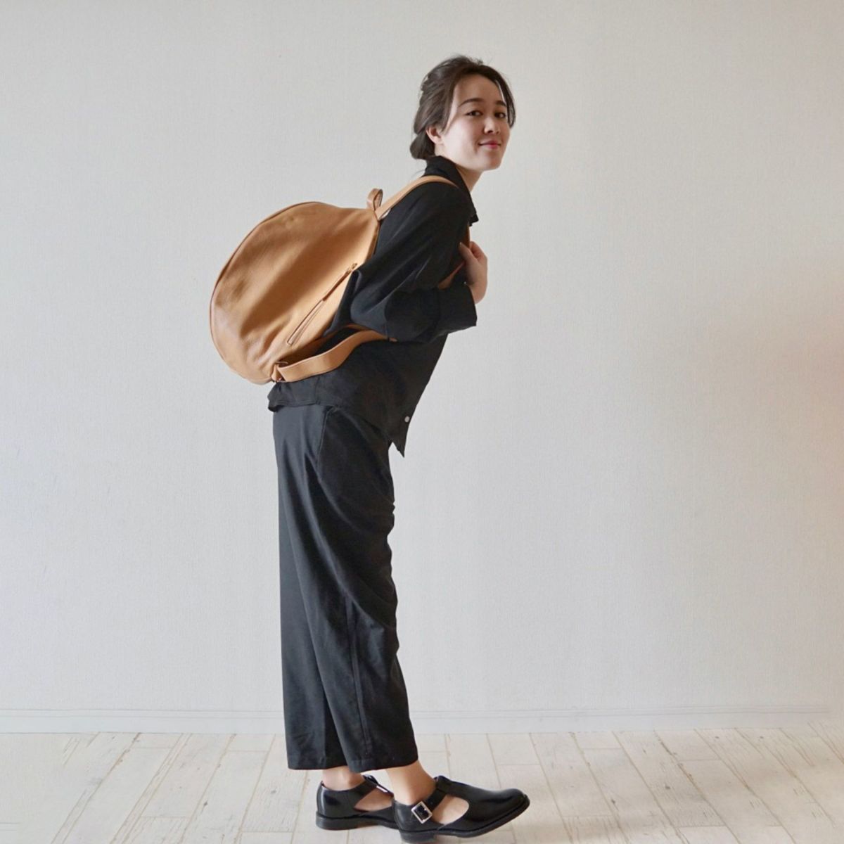 ころんと丸くて大きい大人の本革リュックキャメル