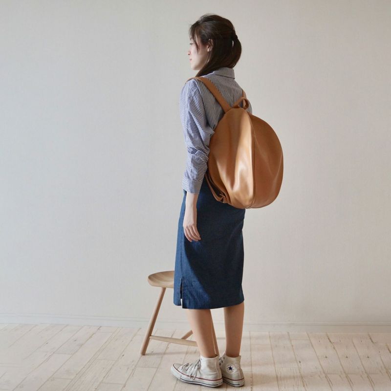 ころんと丸くて大きい大人の本革リュックキャメル