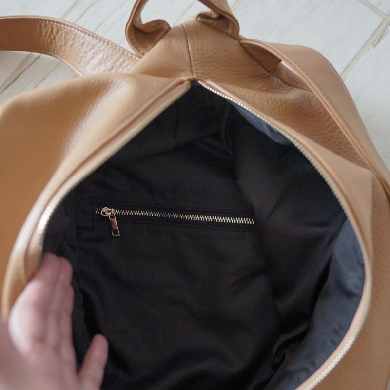 ころんと丸くて大きい大人の本革リュックキャメル