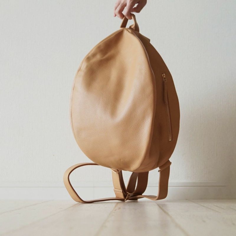 ころんと丸くて大きい大人の本革リュックキャメル