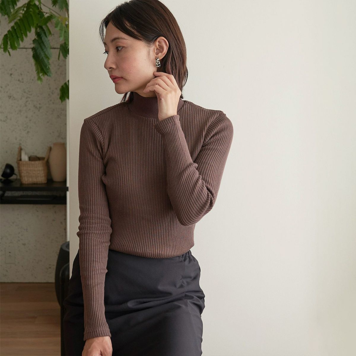1枚で決まるハイネック茶タートルネック