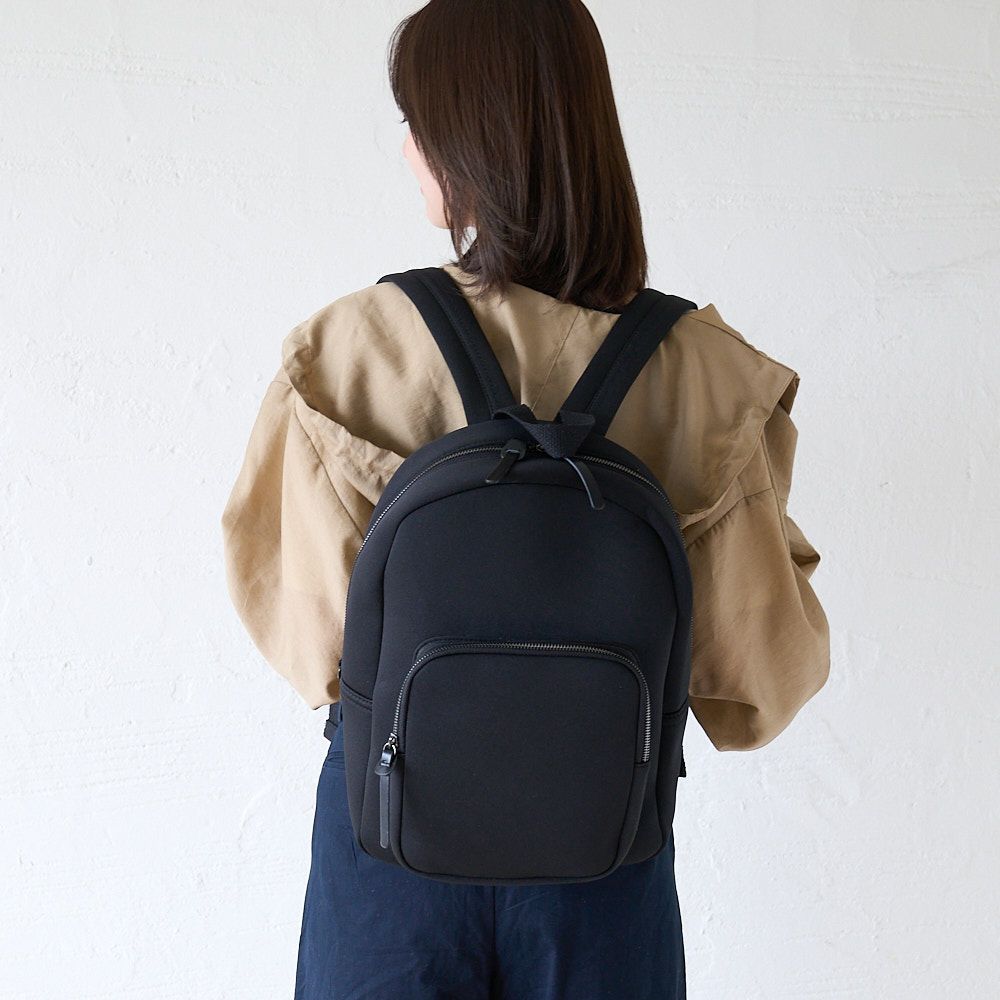 柔らかネオプレーン大人のしかくリュック