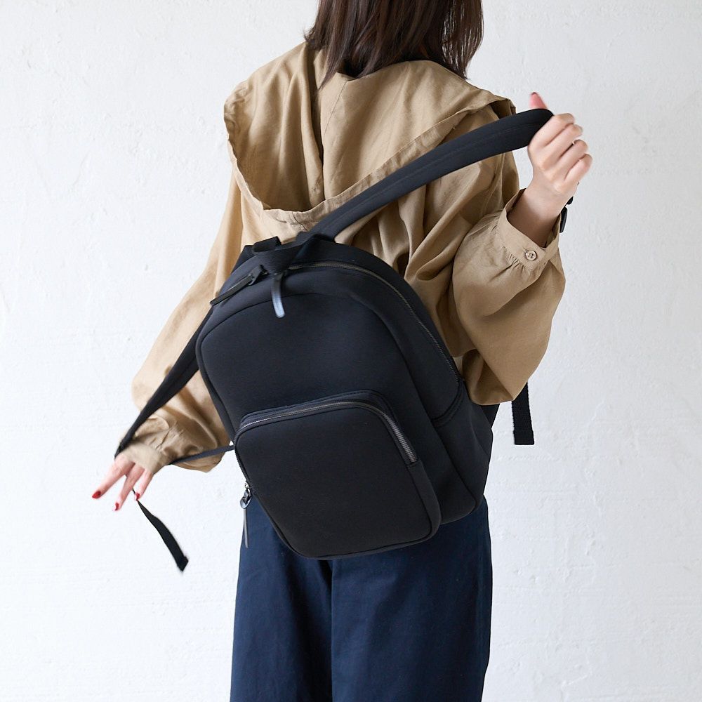 柔らかネオプレーン大人のしかくリュック