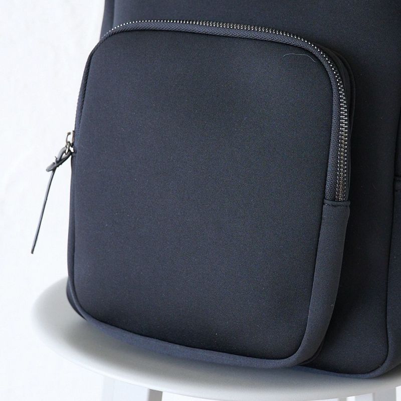 柔らかネオプレーン大人のしかくリュック