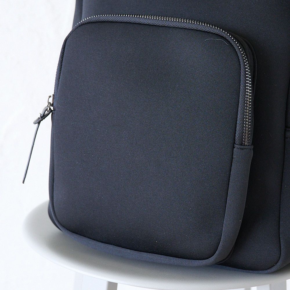 柔らかネオプレーン大人のしかくリュック