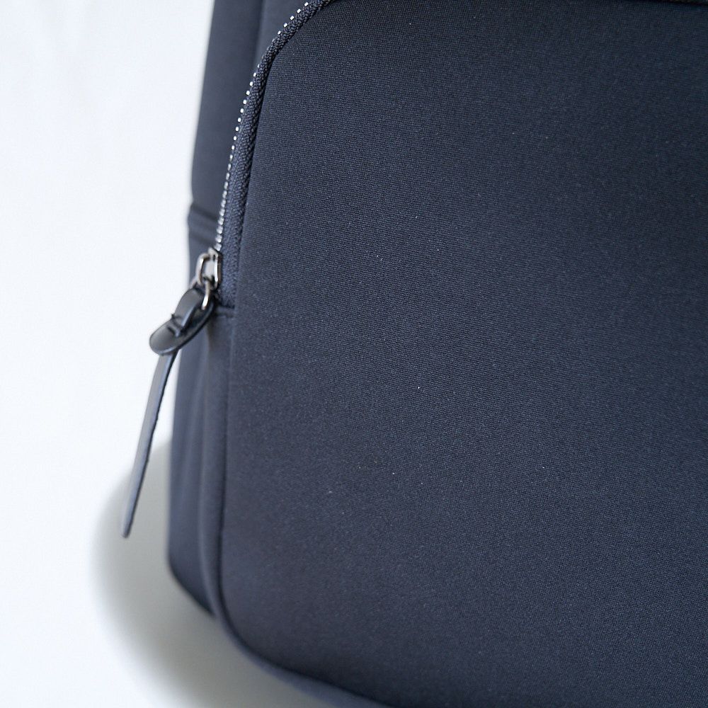 柔らかネオプレーン大人のしかくリュック