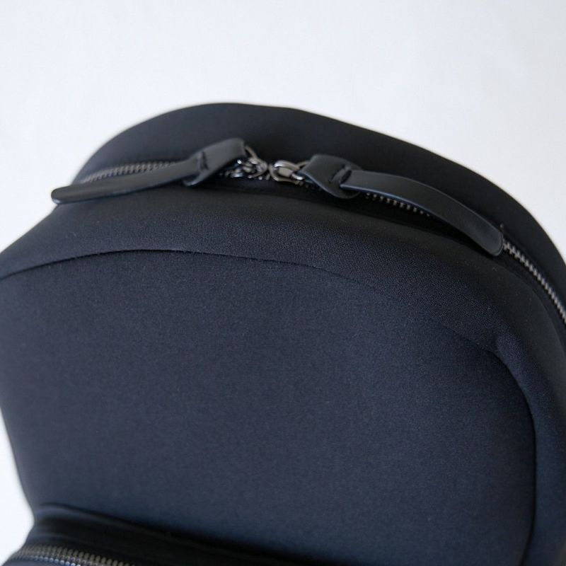 柔らかネオプレーン大人のしかくリュック