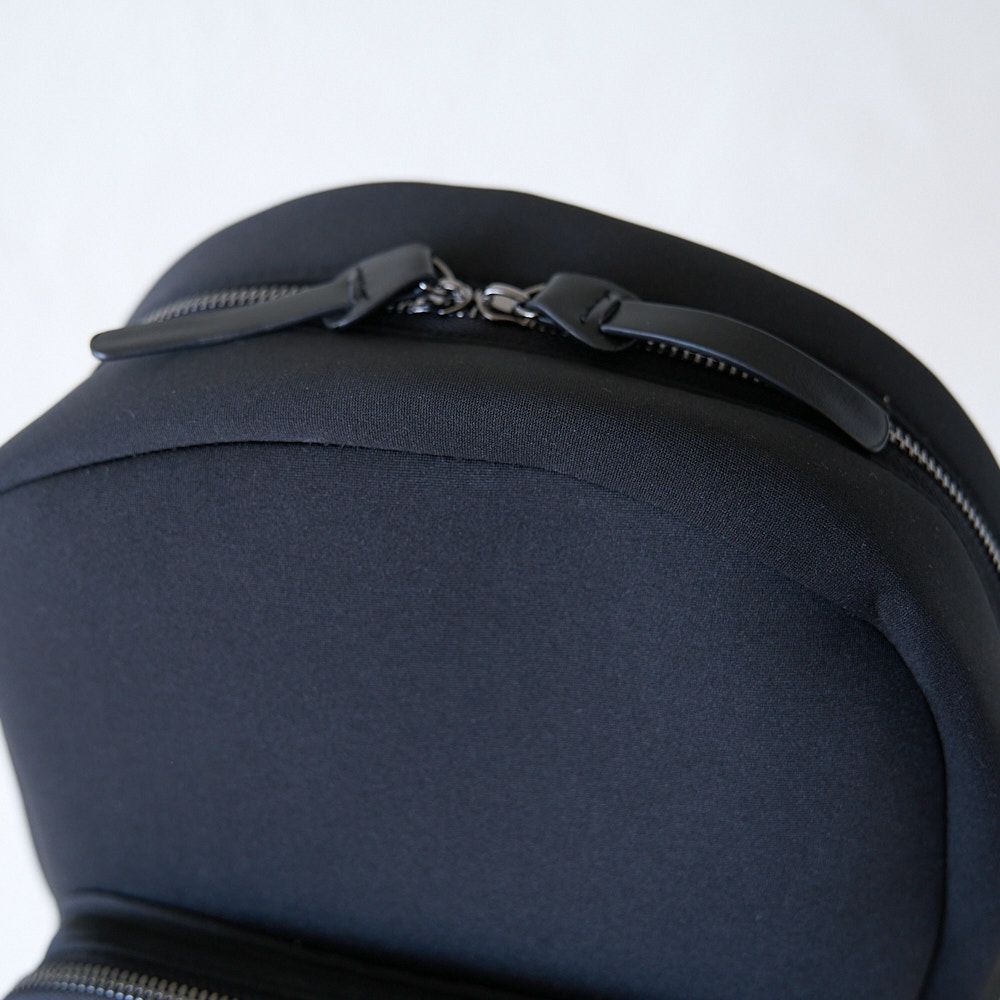 柔らかネオプレーン大人のしかくリュック