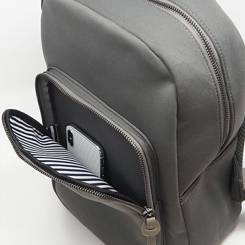 前ポケット　柔らかネオプレーン大人のしかくリュック