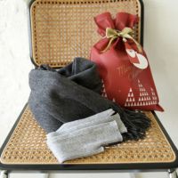 プレゼントにウール大判ストールとハンドウォーマーセット