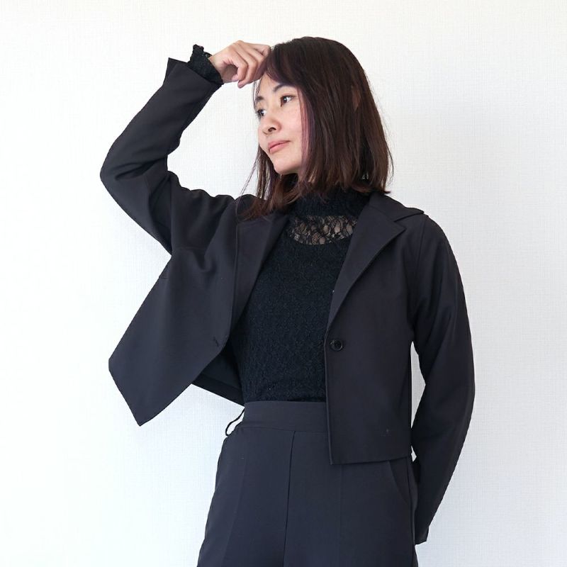 伸びるブラックフォーマルジャケット