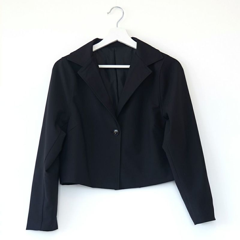 ショート丈ストレッチ素材ブラックジャケット