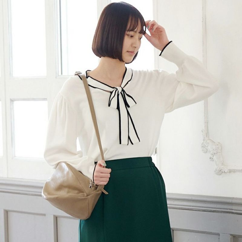 大人ベージュ春コーデ本革ショルダーバッグ