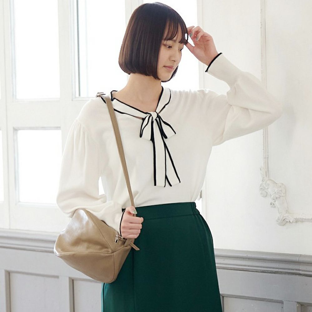 大人ベージュ春コーデ本革ショルダーバッグ