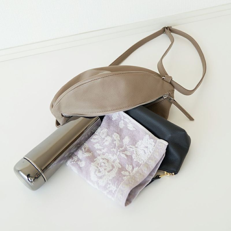 たっぷり収納本革ショルダーバッグ