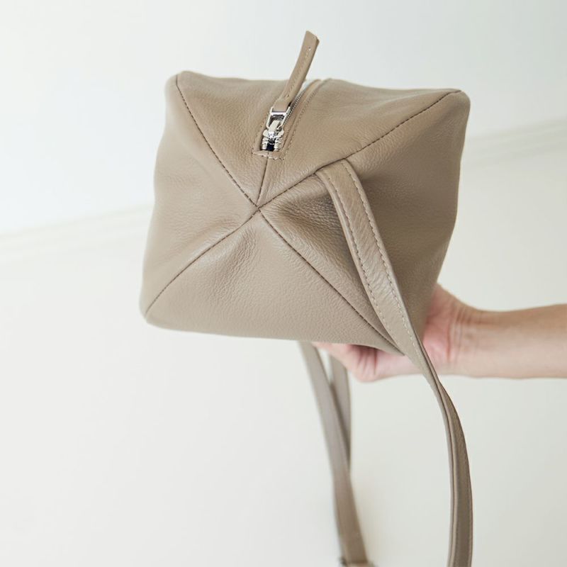 軽い本革ポシェット大人コーデレディース