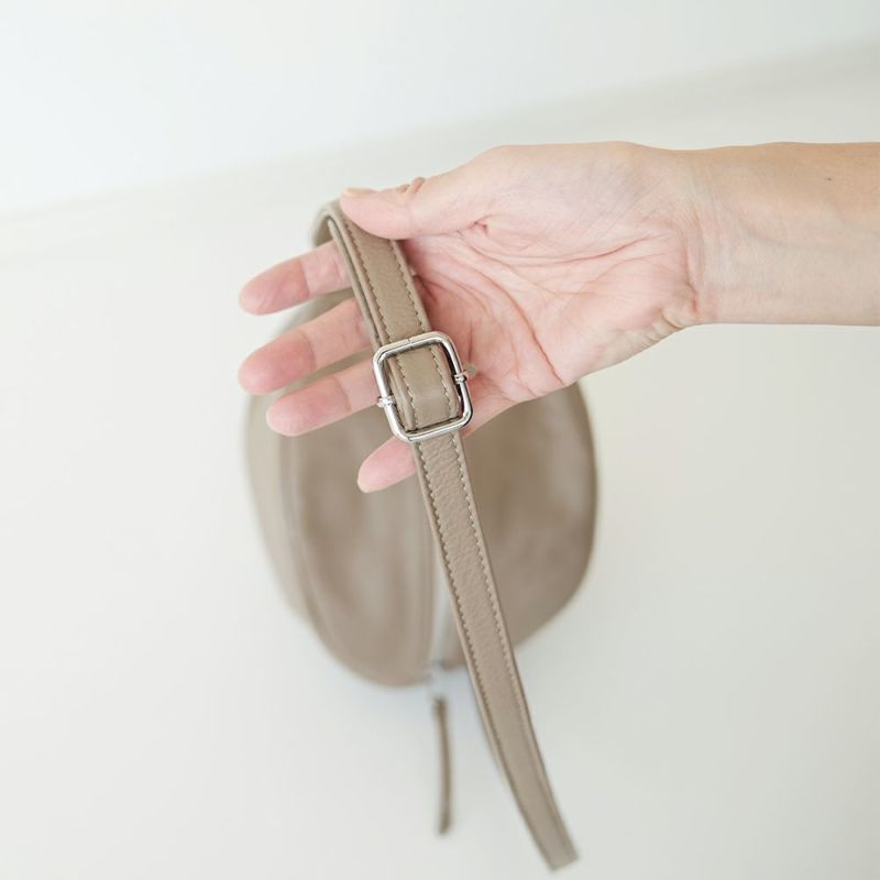 グレーベージュ本革肩掛けショルダーバッグ