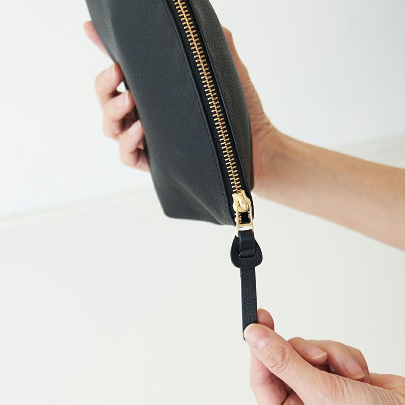 引手も本革使用で使いやすく上品な化粧ポーチ