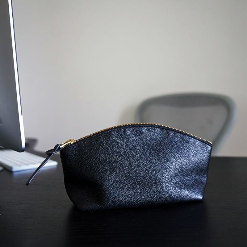 さりげなく上品な本革レザーポーチ