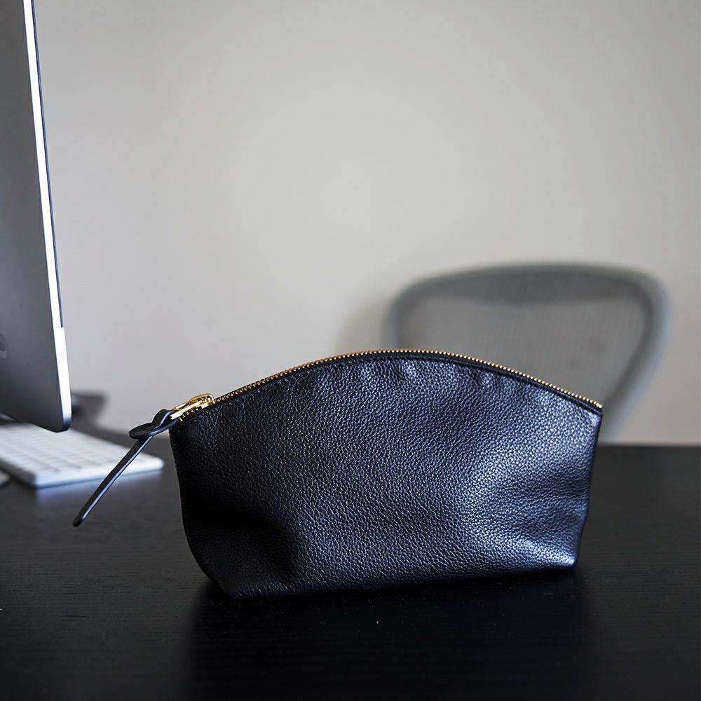 さりげなく上品な本革レザーポーチ