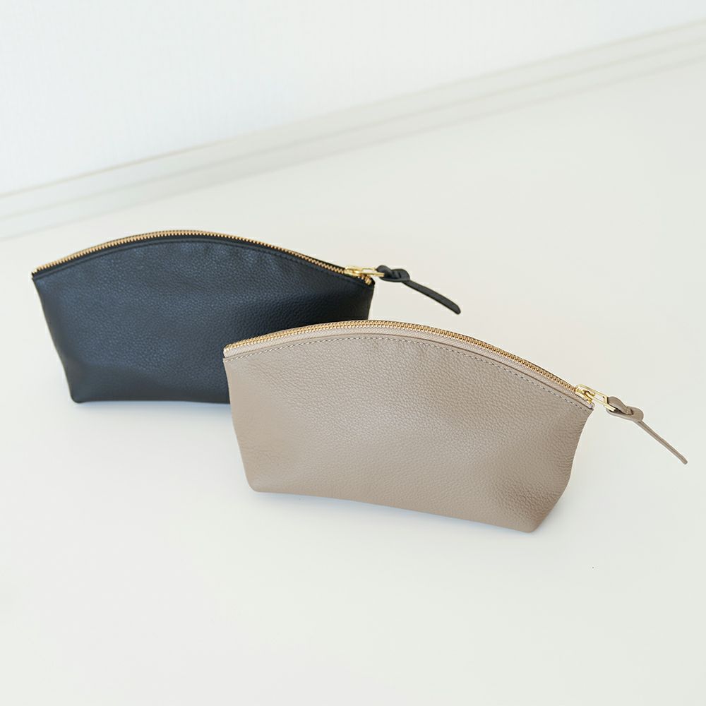 シンプルなカウレザー本革ポーチ