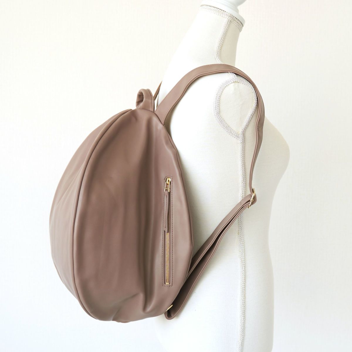 1泊旅行に大容量リュックPUレザーグレーベージュ