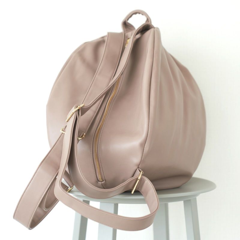 大人女子にオススメグレーベージュ大きなリュック