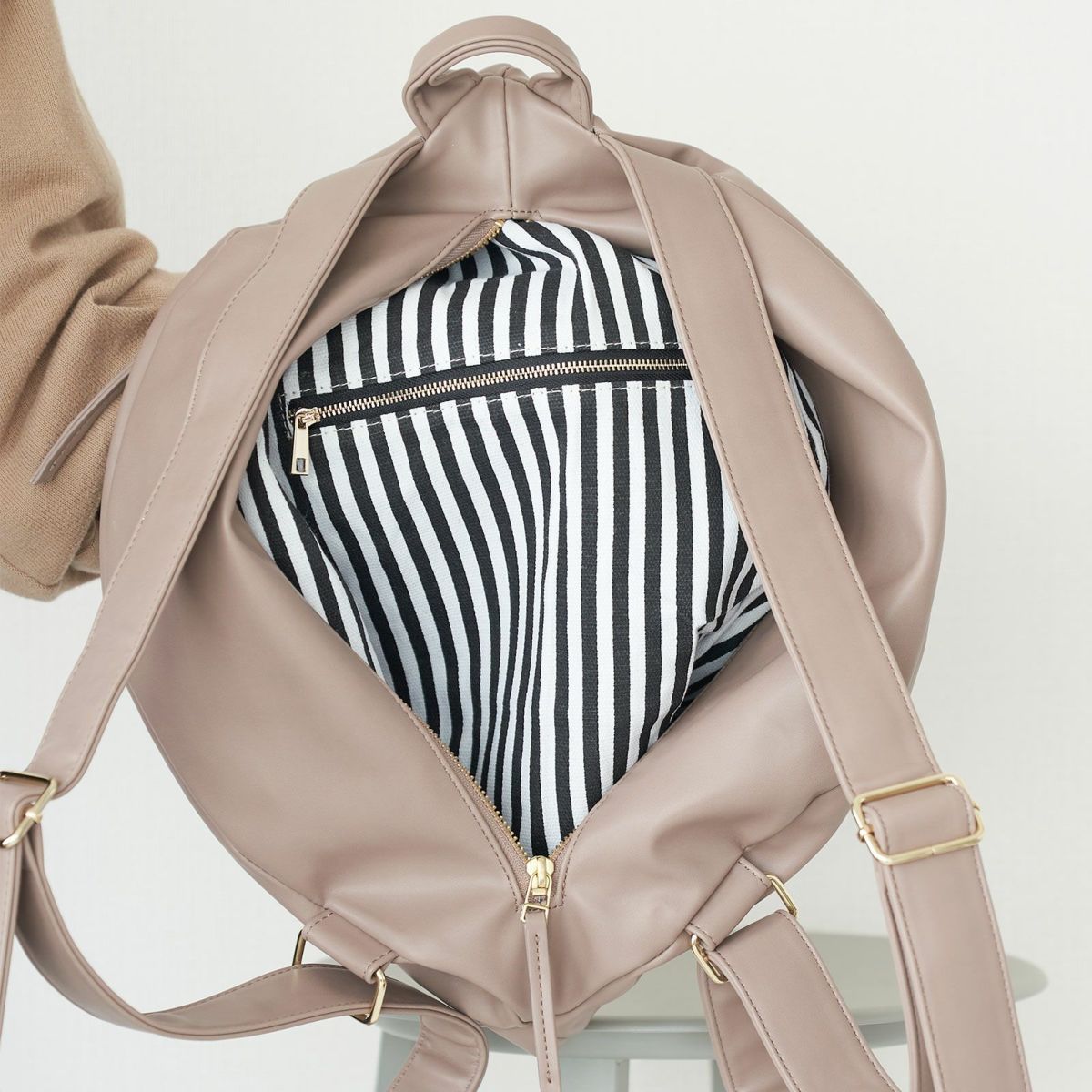 荷物が探しやすいLLサイズのリュックPUレザーグレーベージュ