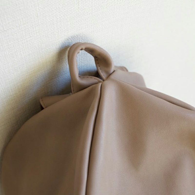 吊り下げフック付き大きなリュックPUレザーグレーベージュ