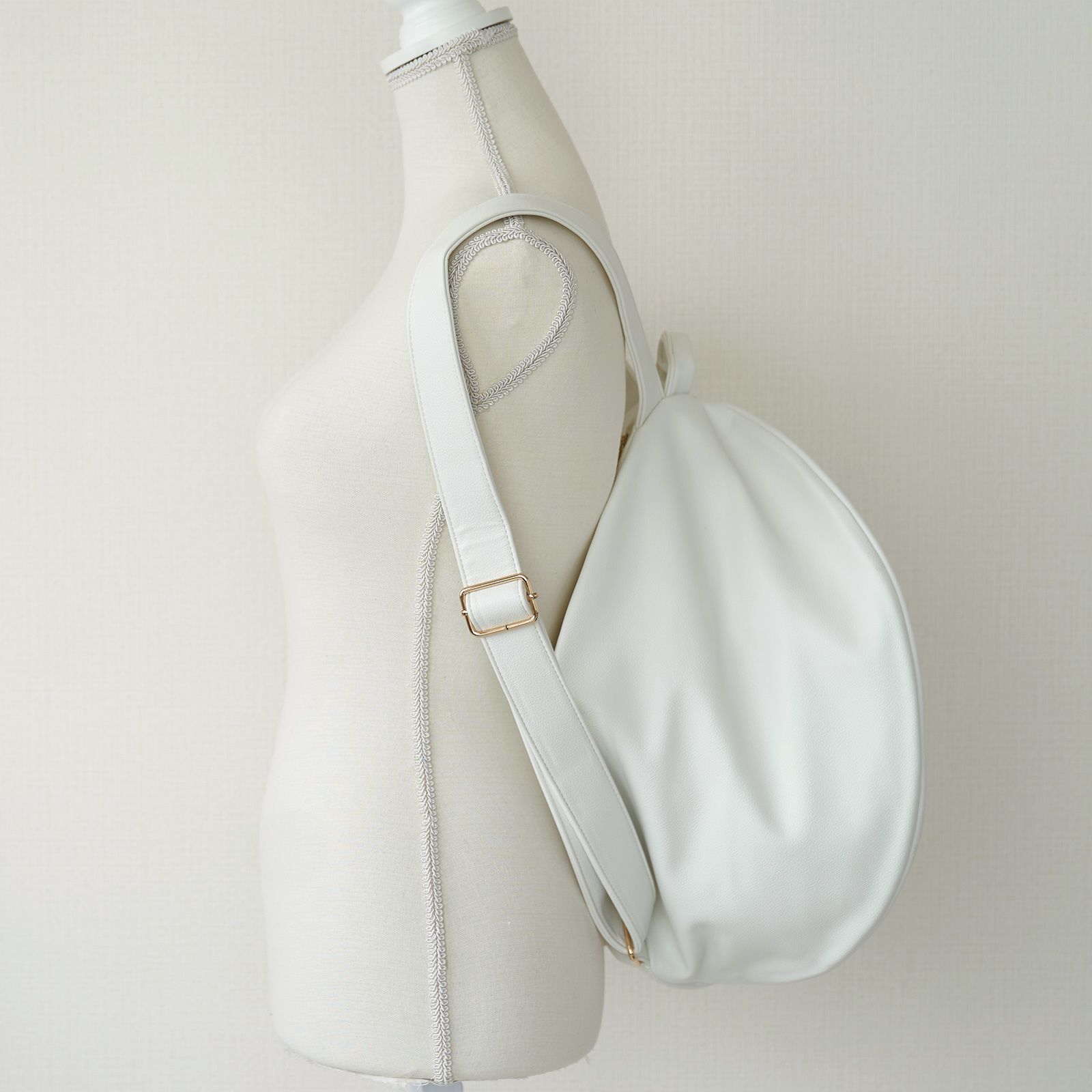 かわいい大きなリュックPUレザー白ホワイト