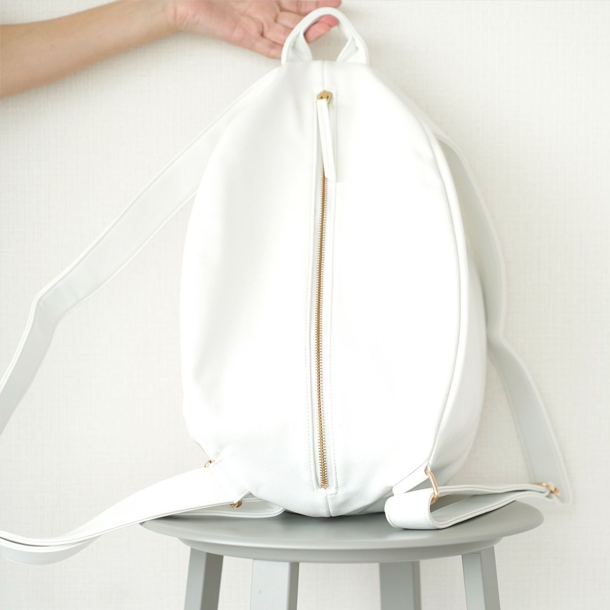 背中側ファスナー大きなリュック白ホワイト防犯